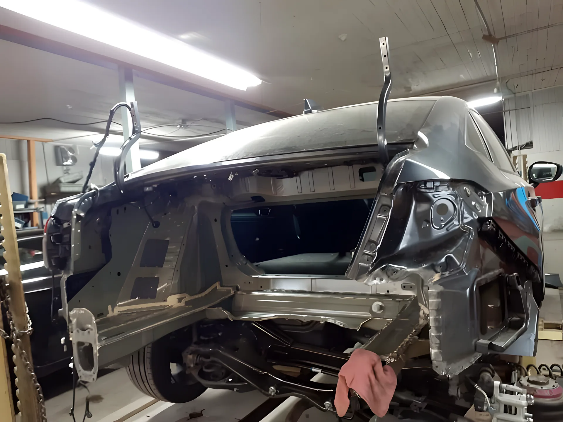 Honda Civic: la parte de atrás reconstruida en la máquina de enderezado, y terminada. (antes)