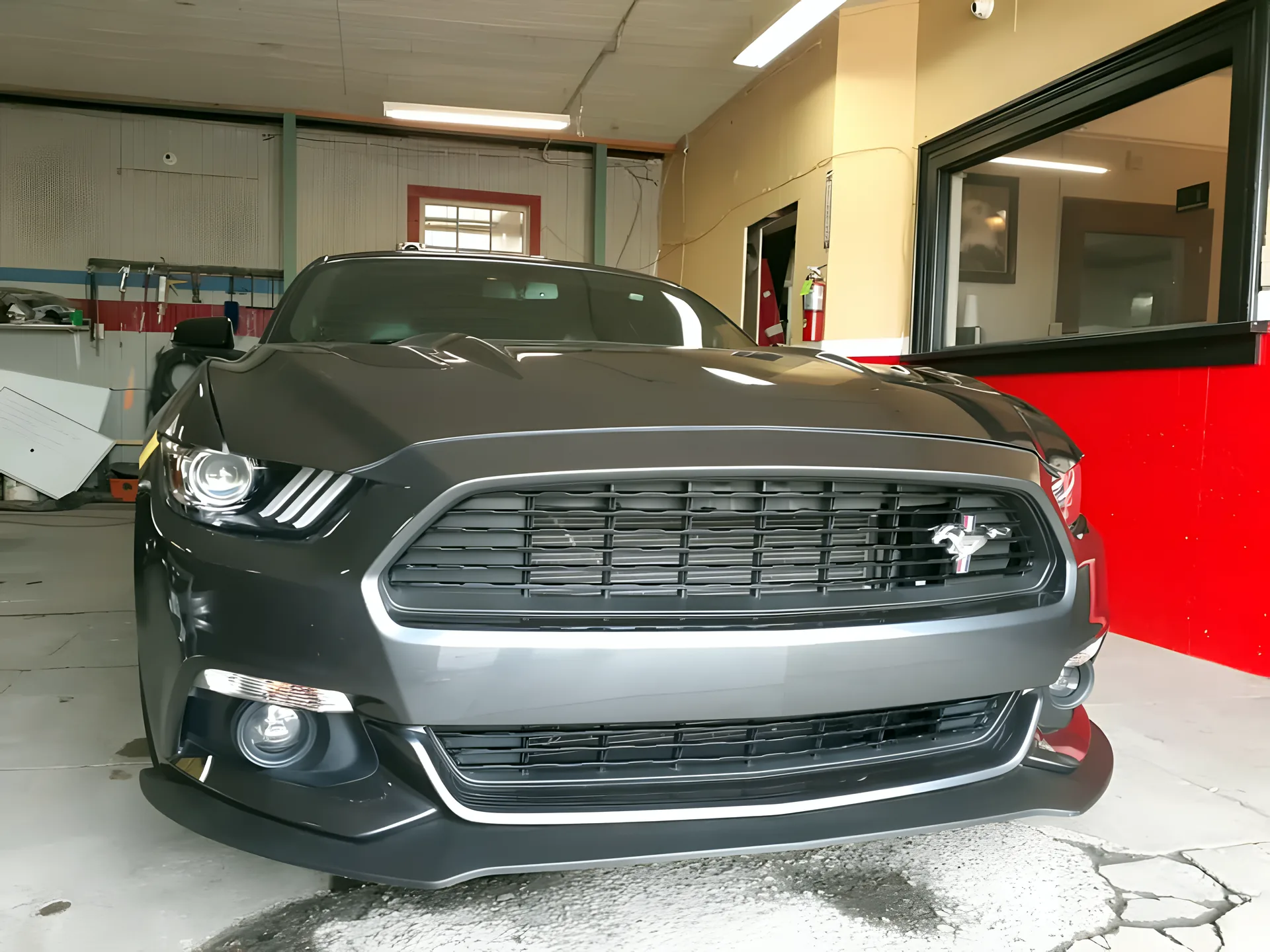 Mustang gris: choque de frente (después)