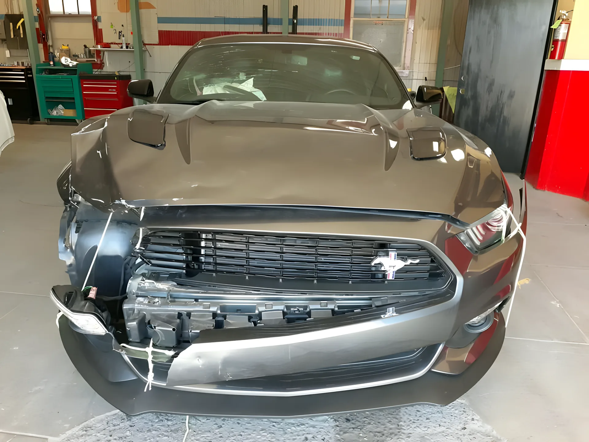 Mustang gris: choque de frente (antes)