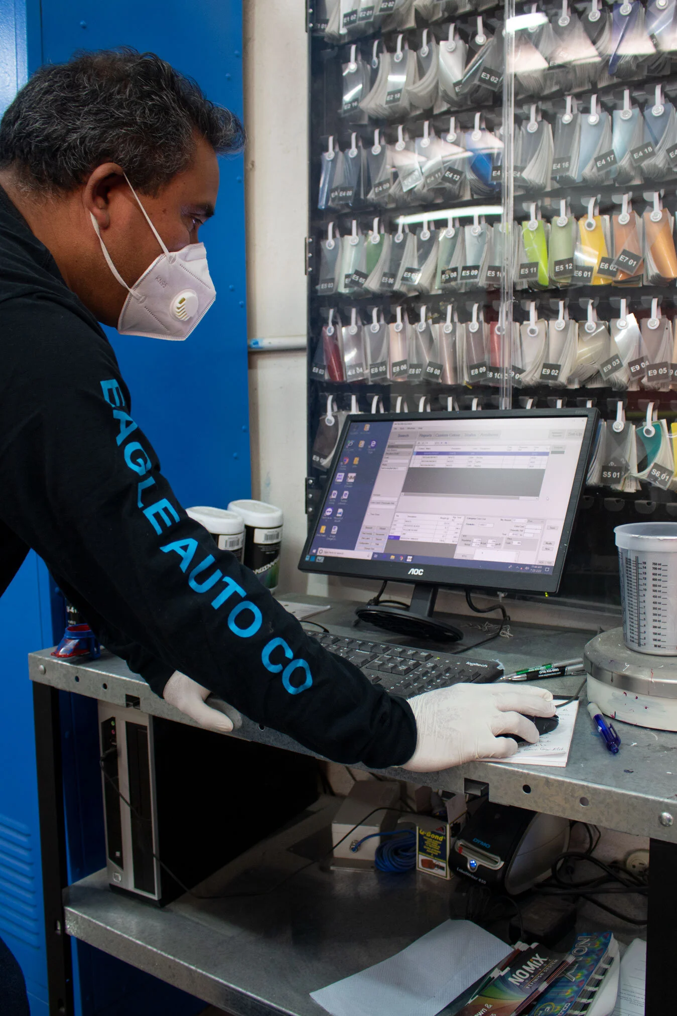 Técnico preparando un color de pintura en la computadora